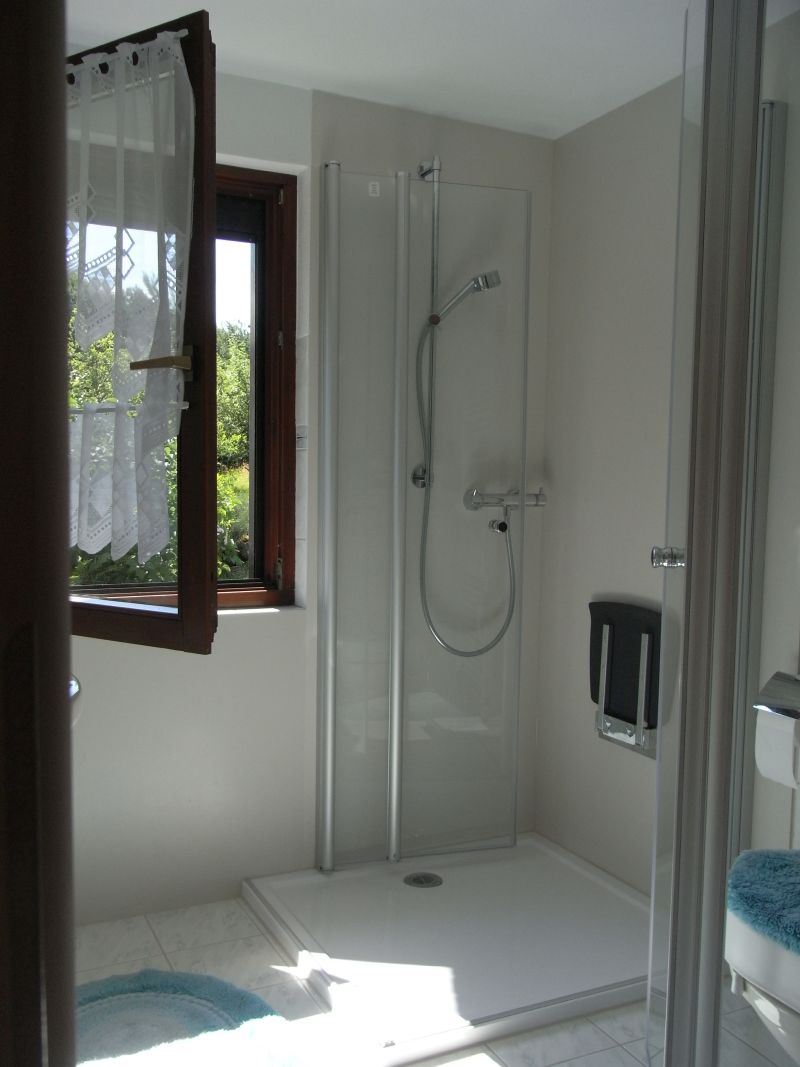 DREH-FALT-DUSCHE - hier zusammen geklappt -das Badfenster läßt sich öffnen DREH-FALT-DUSCHE / DUSCHE VORM FENSTER