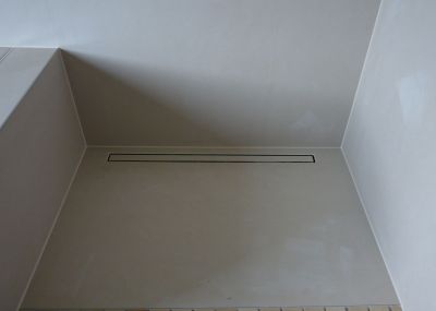 Kerlite Dekor CENDRE Graublau, Option für Duschboard - Einbauvariante