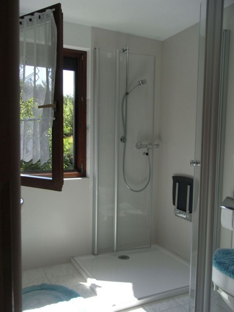 Dusche vor dem Fenster auf Maß gefertigt - IHR-BAD.INFO